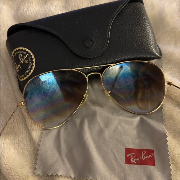 Ray-Ban Aviator Sunglasses with Gold Frame - Picture 2 of 5